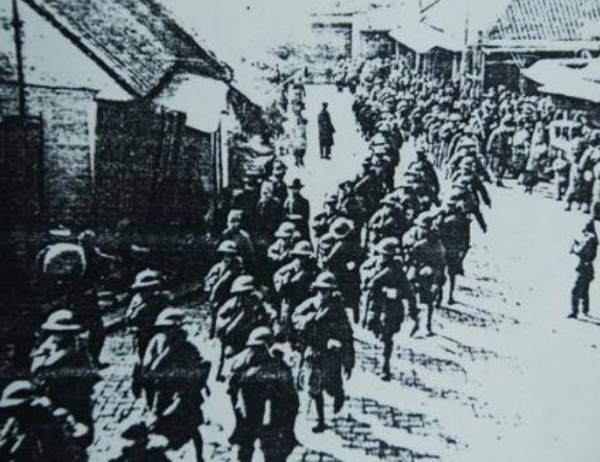 臺兒莊戰役有多慘烈？馬伕上陣殺敵，自炸退路背水一戰！戰爭片