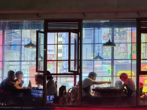 重慶人吃火鍋的姿勢，你真的學不會