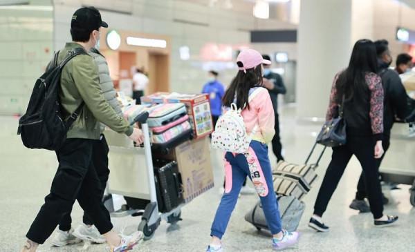 吳尊偶像包袱太重，一家亮相他打扮精緻凹造型，嬌妻卻獨自拎大包