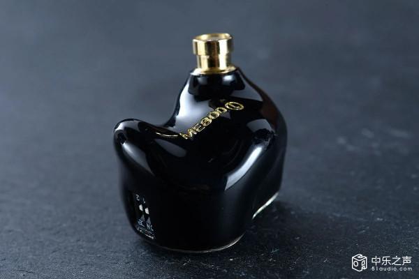 山靈 ME800耳機：雙動圈、四動鐵外加4種調聲、4款插頭自由切換