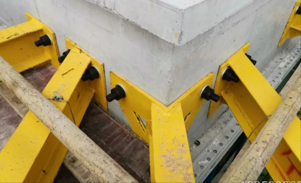 新型花籃式懸挑架施工工藝介紹 新型花籃式懸挑架施工工藝介紹