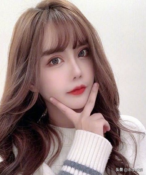 兜兒曬滿月照片，飆升至熱搜首位，年底衝業績嗎？