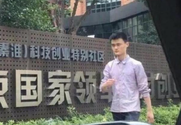 姚明若有所思,科比當保安,詹韋坐地鐵,這些山寨球星能以假亂真 姚明若有所思,科比當保安,詹韋坐地鐵,這些山寨球星能以假亂真