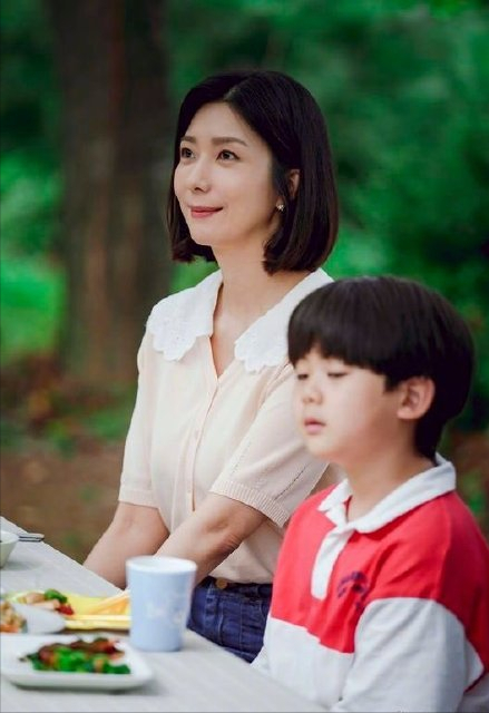 女神孫藝珍新劇劇照曝光！黑色西裝颯氣十足，戀愛中的女人太美了