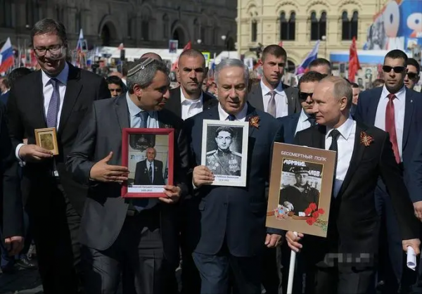 普京放下身份,高舉父親遺像參加遊行,他為何這麼做? 普京放下身份,高舉父親遺像參加遊行,他為何這麼做?