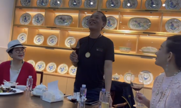 67歲老戲骨鍾發罕露面，現身奢華別墅精神足，息影后移居內地生活