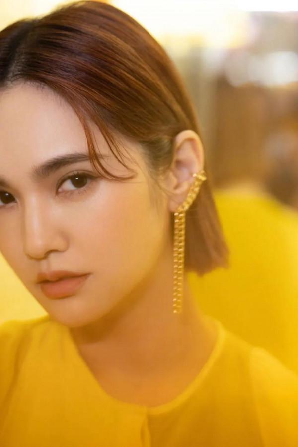 楊丞琳一襲暖黃色長裙,搭配精緻小巧的耳飾,短髮造型乾淨利落 楊丞琳一襲暖黃色長裙,搭配精緻小巧的耳飾,短髮造型乾淨利落
