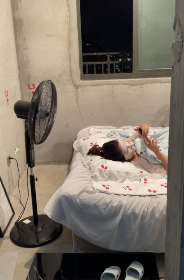 入住毛坯房的“90後”女孩：沒錢裝修，但用千元護膚品是我的自由