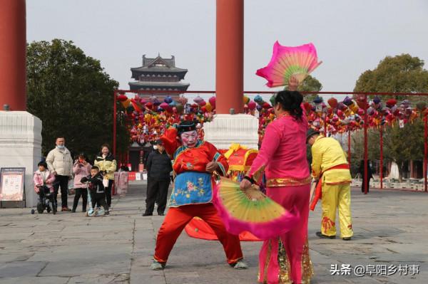 他小時候和爺爺學秧歌表演，因腳小扮老太40年，常有粉絲找他合影