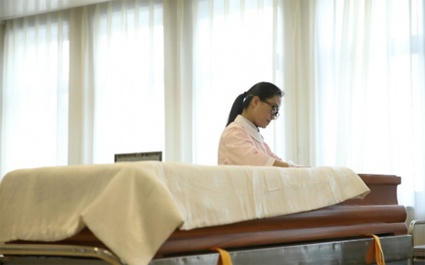 中國入殮師，花8小時修復吊車碾壓過的屍體，採訪稱：這是在積善