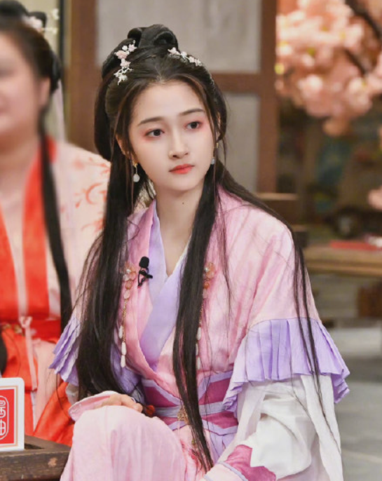 學霸人設翻車後：關曉彤再上節目不敢答題，靳東騎行目標又鬧笑話