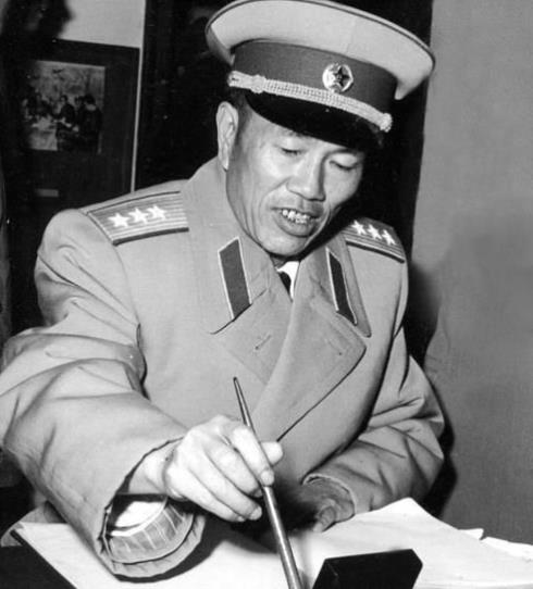 鄧華斗膽直陳,毛主席笑言:湖南老鄉膽子大,像我 鄧華斗膽直陳,毛主席笑言:湖南老鄉膽子大,像我