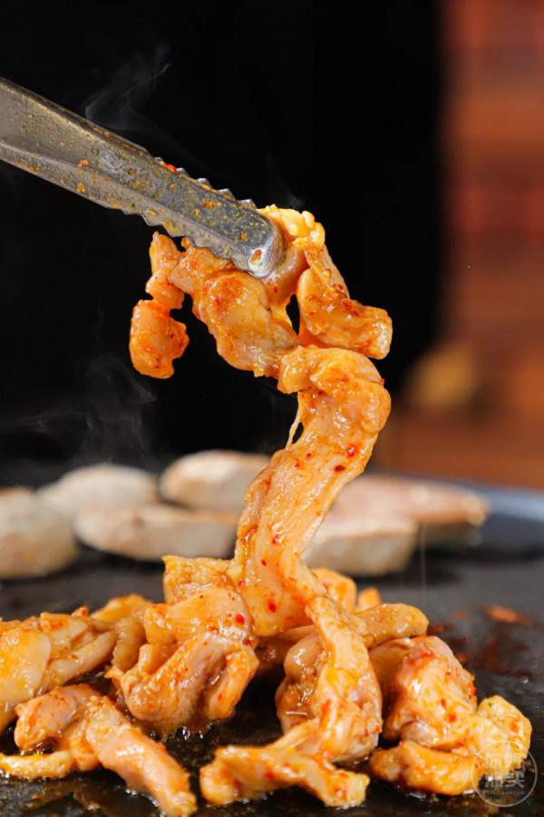 「炭火烤肉」，好吃到翹腳