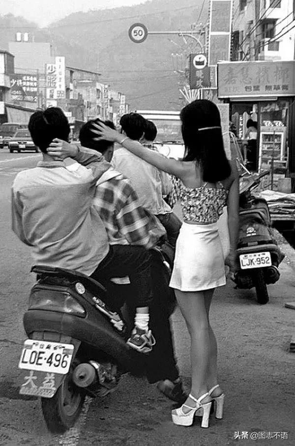 老照片：修車的英國女王，希特勒的小學畢業照，檳榔西施招攬顧客