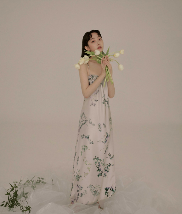 難怪能演“林黛玉”，蔣夢婕穿花苞吊帶裙出鏡，配長髮甜美柔弱