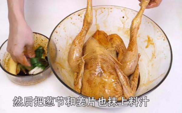 把一整隻雞放電飯煲裡，不放水和油，沒想到出鍋後比烤雞還好吃