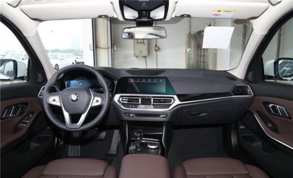 體驗寶馬3系320i 運動套裝版,配2.0T+8AT,空間夠用,外觀漂亮 體驗寶馬3系320i 運動套裝版,配2.0T+8AT,空間夠用,外觀漂亮