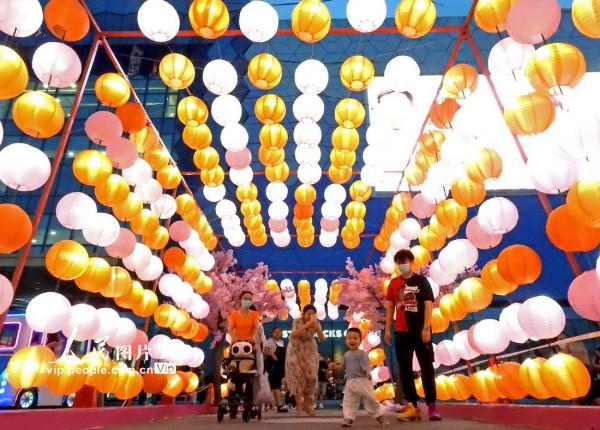 多彩花燈迎中秋 多彩花燈迎中秋