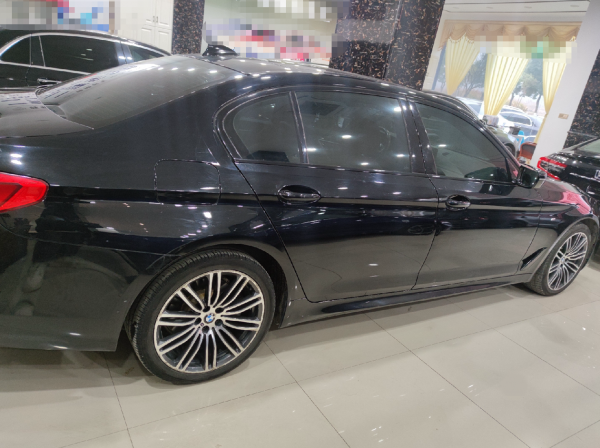 朋友嘴裡的偽豪車，32萬買輛18年的寶馬5系，回家過年頂用嗎？