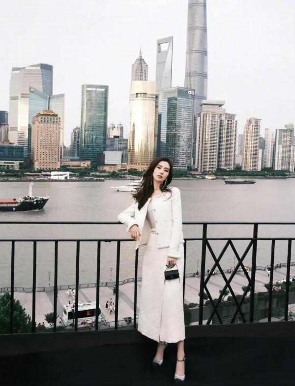 劉詩詩天台大片 這個畫風絕了