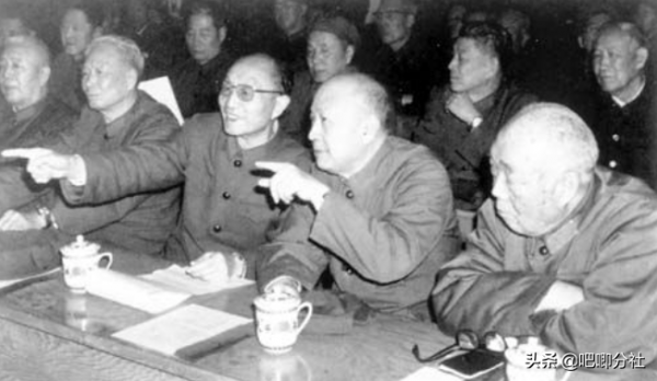 張愛萍與楊成武為什麼事,互拍桌子,撂狠話?說起來各有各的道理 張愛萍與楊成武為什麼事,互拍桌子,撂狠話?說起來各有各的道理