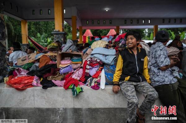 印尼塞梅魯火山噴發 上千民眾撤進臨時避難所