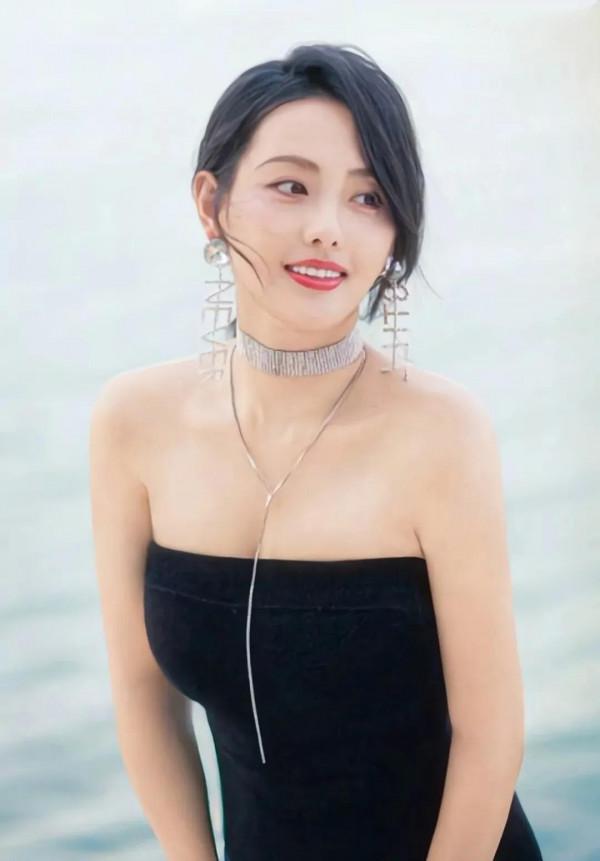 今日美圖博君一笑,張嘉倪是個脫俗優雅清新靚麗的美人 今日美圖博君一笑,張嘉倪是個脫俗優雅清新靚麗的美人