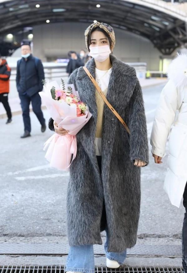 徐璐私下裡感覺還挺怕冷的,穿海馬毛大衣出行,生圖看著也很精緻 徐璐私下裡感覺還挺怕冷的,穿海馬毛大衣出行,生圖看著也很精緻