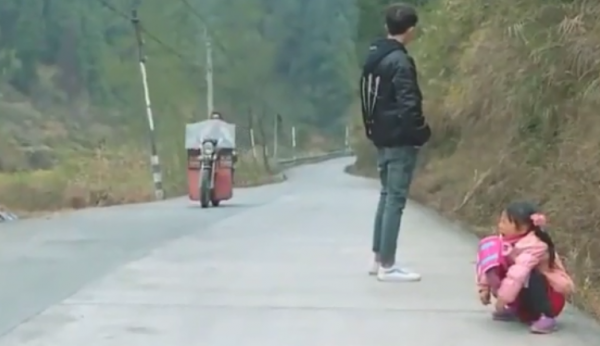 變形計暴躁農村女孩：被親媽拋棄，被城市哥哥當親妹妹，寵成公主