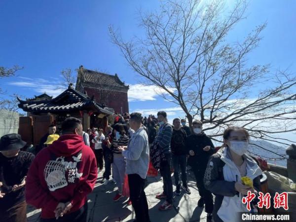 湖北武當山:重陽節免費派送2萬份“福餅” 湖北武當山:重陽節免費派送2萬份“福餅”