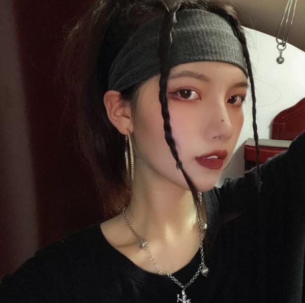 別再披頭散髮了！這4款髮型又美又顯臉小