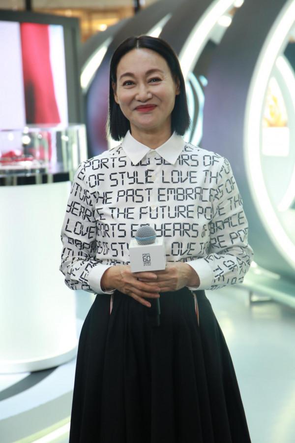 61歲惠英紅身穿白色字母襯衫搭配黑色半身裙狀態真好