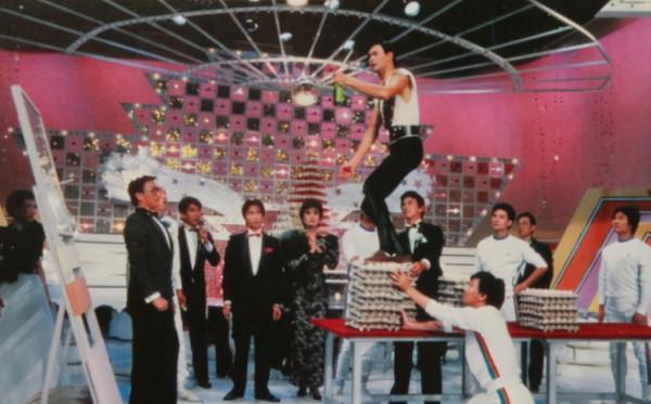 TVB週年晚宴顯寒酸！場地簡陋用廉價椅，眾星不戴口罩聚集吃盆菜