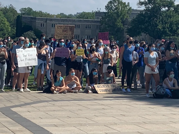 加拿大名校爆發大規模抗議 場面震撼 女生怒爆:被男同學壓床上性侵 加拿大名校爆發大規模抗議 場面震撼 女生怒爆:被男同學壓床上性侵