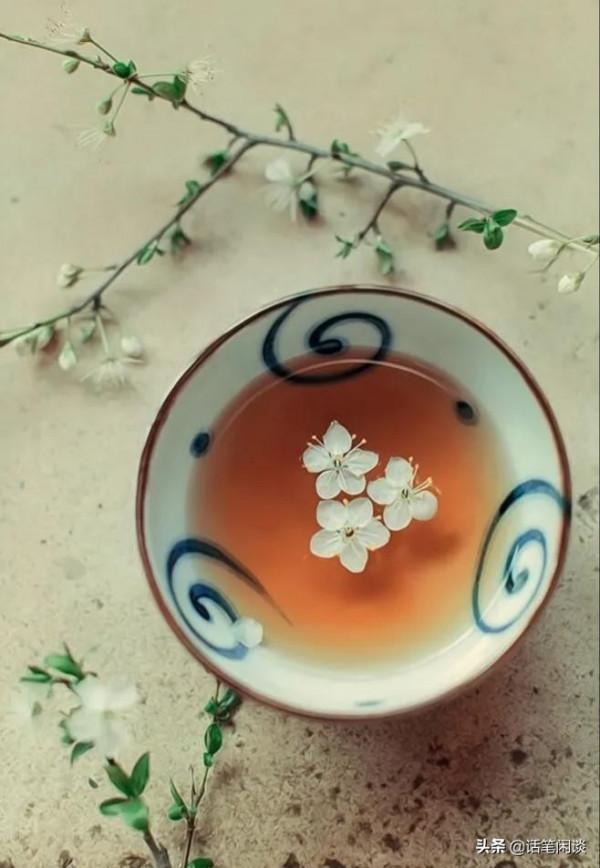 詩詞裡的斑斕色彩：點翠勻紅、薄冰盛綠雲，古人真的太會描寫了