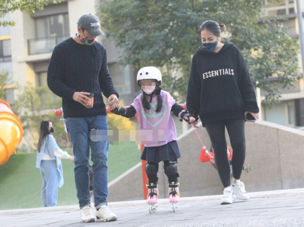 恭喜!44歲男星結婚6週年喜迎二胎,38歲妻子3個月孕肚已顯形 恭喜!44歲男星結婚6週年喜迎二胎,38歲妻子3個月孕肚已顯形