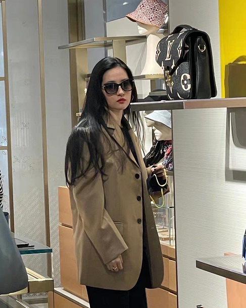 劉亦菲罕見逛奢侈品店!穿男友風西裝戴墨鏡表情高冷,巨星架子大 劉亦菲罕見逛奢侈品店!穿男友風西裝戴墨鏡表情高冷,巨星架子大