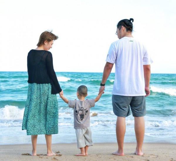 馬麗曬一家三口海邊合照，在情人節秀恩愛，打破女強男弱婚姻質疑