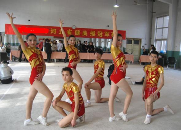 一初二男生練健美操引質疑,結果音樂聲響起,同學們不禁拍手叫好 一初二男生練健美操引質疑,結果音樂聲響起,同學們不禁拍手叫好