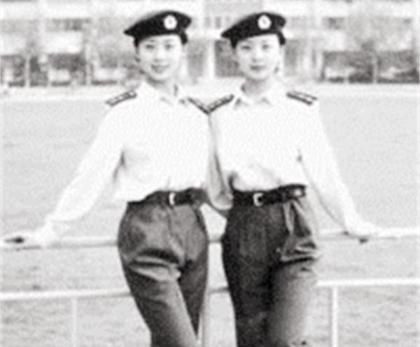 當年在閱兵儀式上“紅遍中國”的雙胞胎姐妹花，後來怎麼樣了？