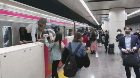 日本電車再現砍人案,兇手扮小丑揮刀後淡定抽菸:後悔沒殺更多人 日本電車再現砍人案,兇手扮小丑揮刀後淡定抽菸:後悔沒殺更多人