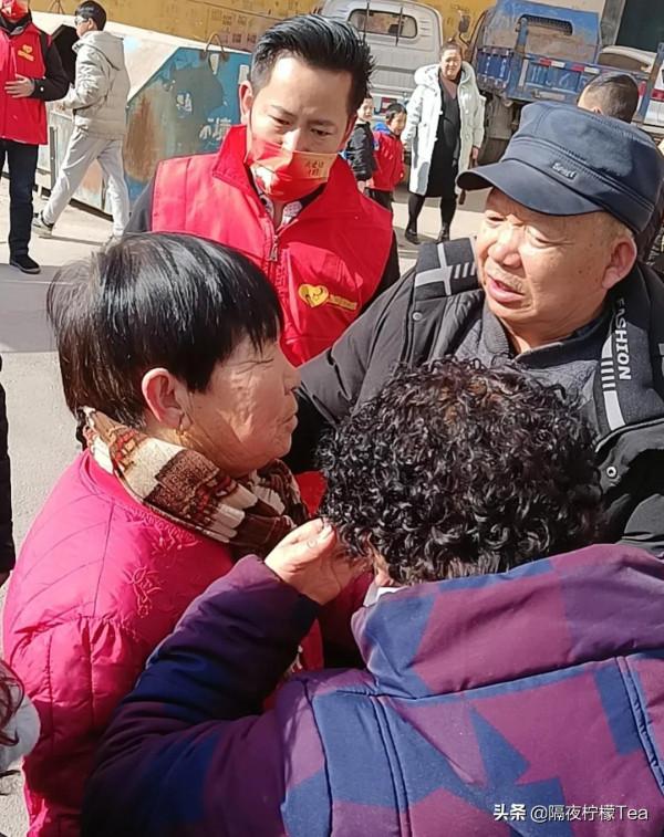 火車站月臺上的離散，六十年後她找到了家人，弟弟攙扶著姐姐回家