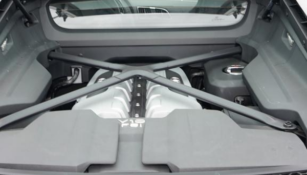 男人夢想中的跑車，奧迪R8，搭載5.2L V10引擎