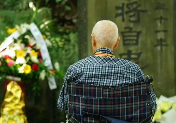 百歲抗戰老兵離家79年，晚年迴歸家鄉祭拜父母時：兒子對不起你們