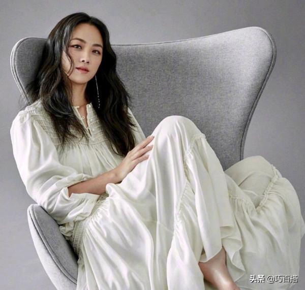 氣質就藏在極簡單品中!湯唯的白襯衫穿搭好優雅,高階感十足 氣質就藏在極簡單品中!湯唯的白襯衫穿搭好優雅,高階感十足