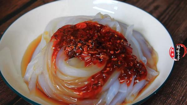 做撈涼粉時,記住比例“115”,涼粉不斷,勁道爽滑,比賣得好吃 做撈涼粉時,記住比例“115”,涼粉不斷,勁道爽滑,比賣得好吃