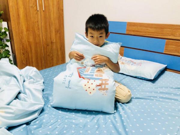 夜晚擁抱著繪睡牧場小夜曲入眠,舒服地在夢中甜笑 夜晚擁抱著繪睡牧場小夜曲入眠,舒服地在夢中甜笑