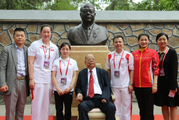 “金利來”創始人曾憲梓:85歲在家鄉病逝,25億財產全部捐給國家 “金利來”創始人曾憲梓:85歲在家鄉病逝,25億財產全部捐給國家