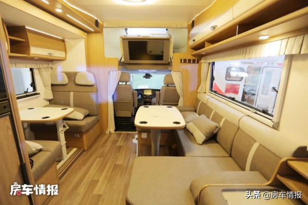 金冠新款房車，客廳能坐10人沙發比家裡的還大，朋友小聚也有面子