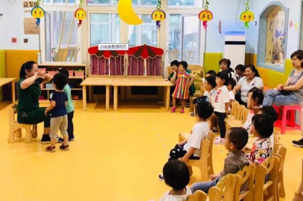 幼兒園內狹路相逢，弟弟抱著哥哥痛哭，分離焦慮竟也如此撕心裂肺